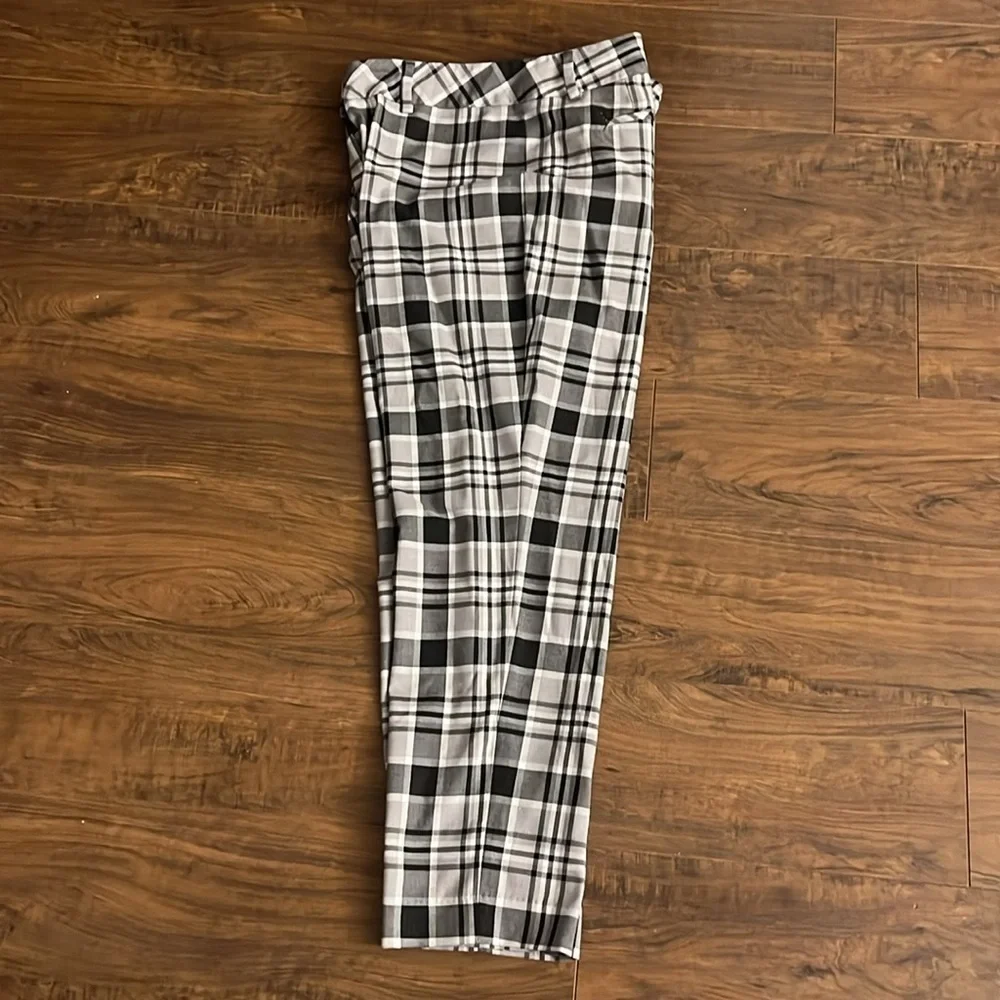 Lands’ End Women’s Plaid Cropped Pants, Size 12.
